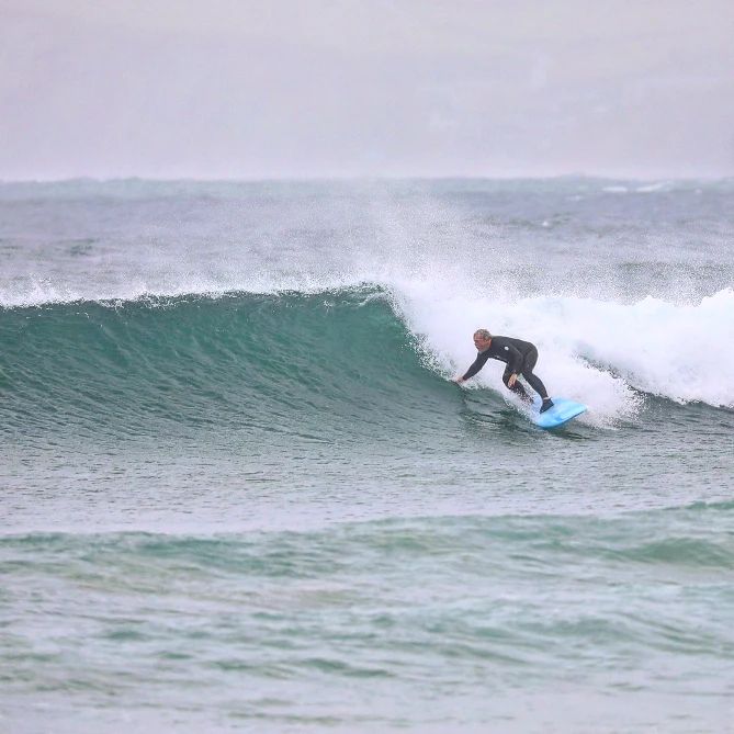 Trethiggey Holiday park is a surf dedicated campsite in Newquay for surfers. Steve Bodhu rider for 10 over surf shop gets a wave in Newquay Bay. 
