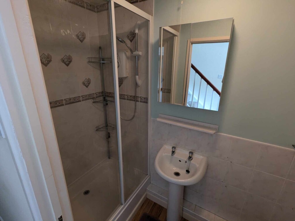 Holiday Home Rental in Newquay Cornwall, Newquay, Cornwall, shower room, toilet,