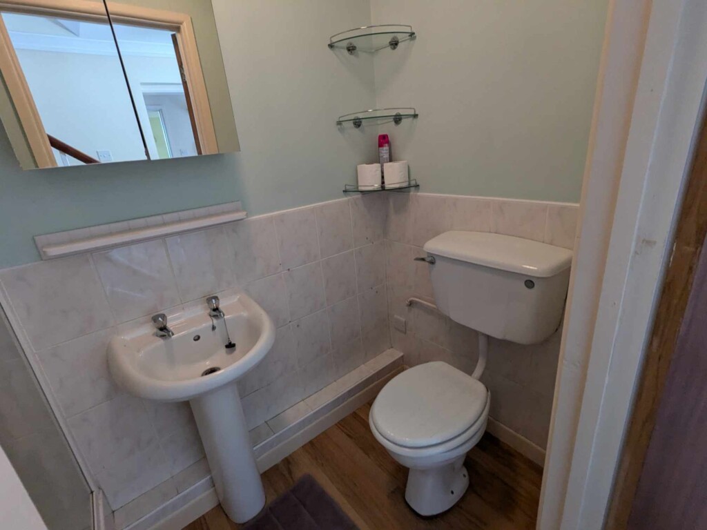 Holiday Home Rental in Newquay Cornwall, Newquay, Cornwall, shower room, toilet, bathroom, 